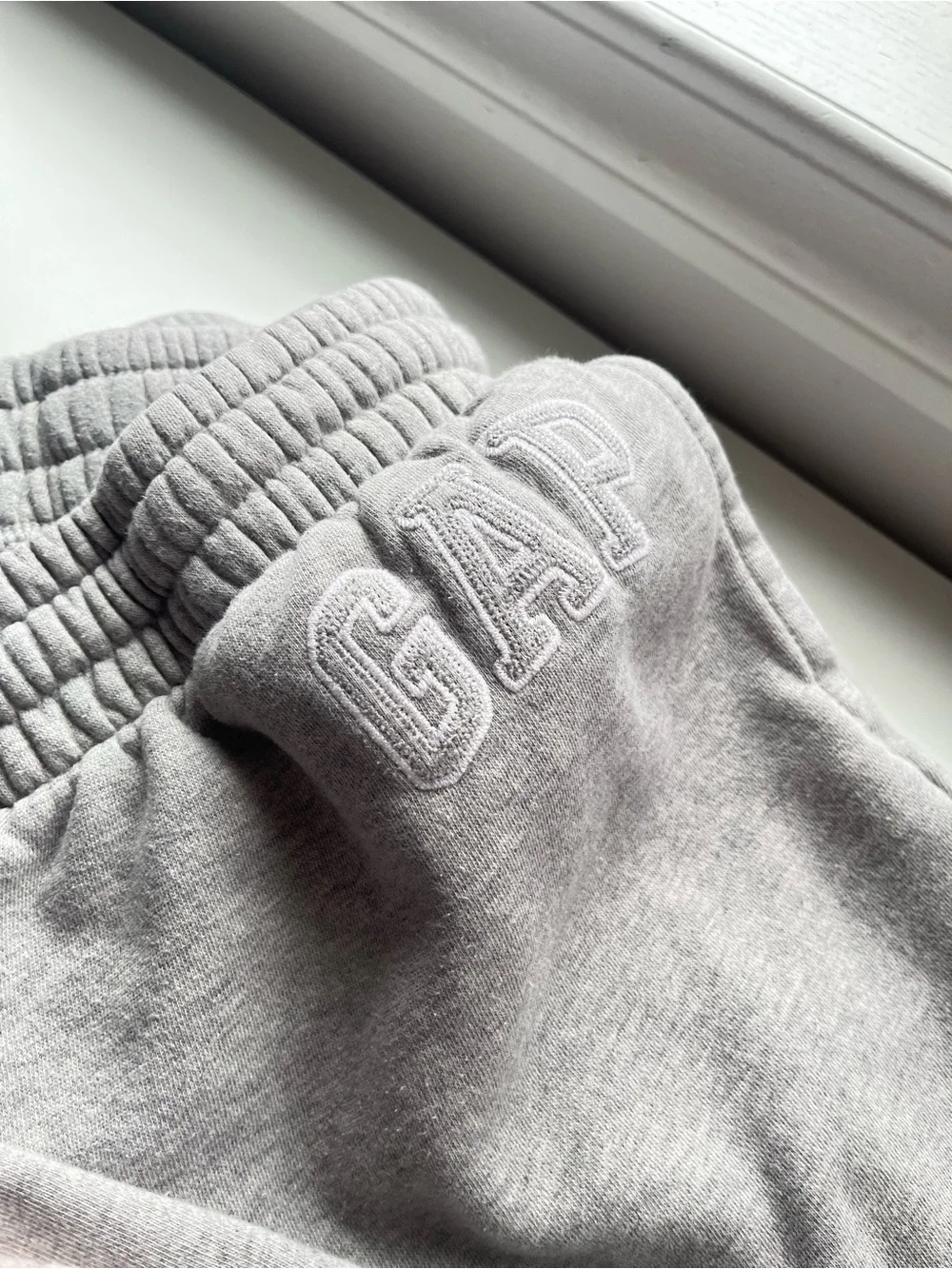 GAP Gray Logo Sweatpants Kids youth boys girls Medium joggers fleece lined light